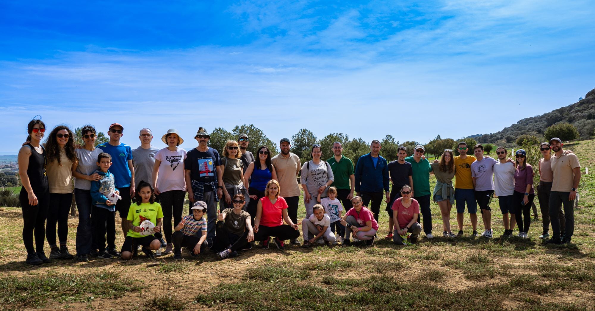 Foto de familia de binefarenses que han participado en la reforestación. Foto: Ayuntamiento de Binéfar