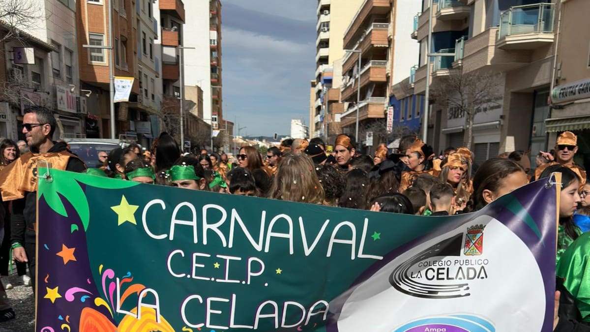 Villena, de carnaval, con el permiso del viento