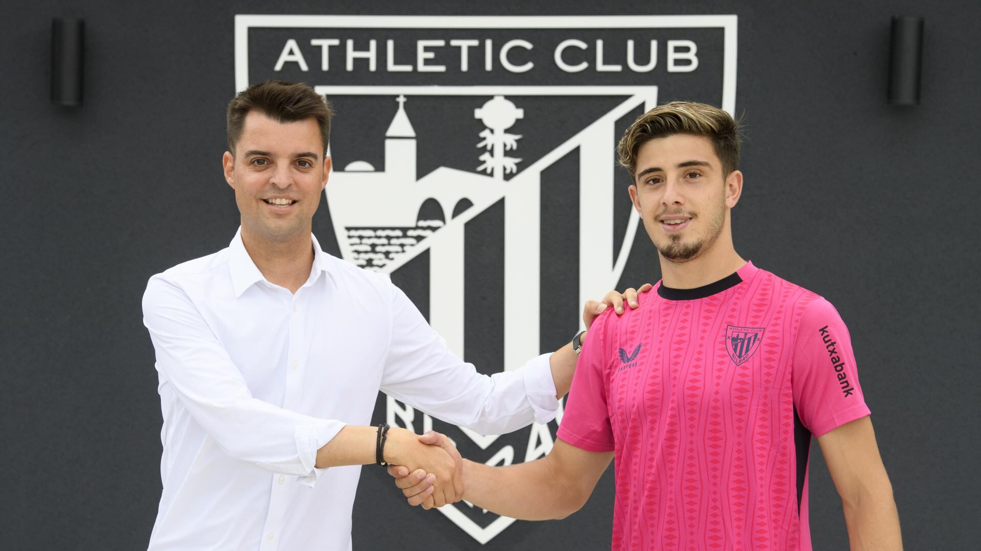 Nico Serrano posa con Mikel González, director de fútbol del Athletic