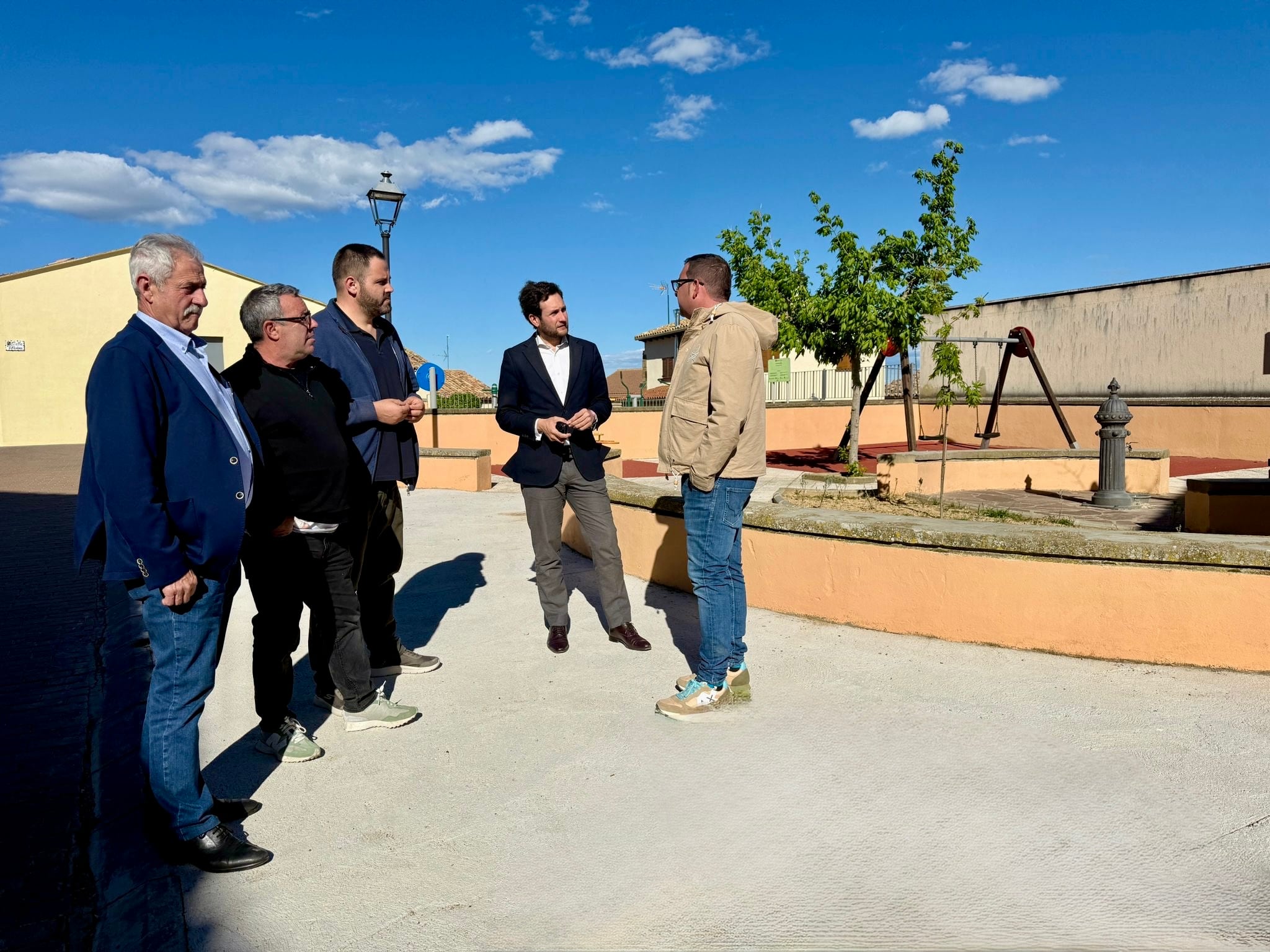 Isaac Claver y Álvaro Bescós junto al alcalde de Antillón, Alejandro Ferrando, y otros concejales del municipio