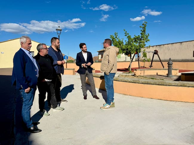 Isaac Claver y Álvaro Bescós junto al alcalde de Antillón, Alejandro Ferrando, y otros concejales del municipio