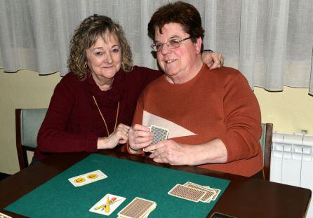 Begoña y Maite jugando a las cartas