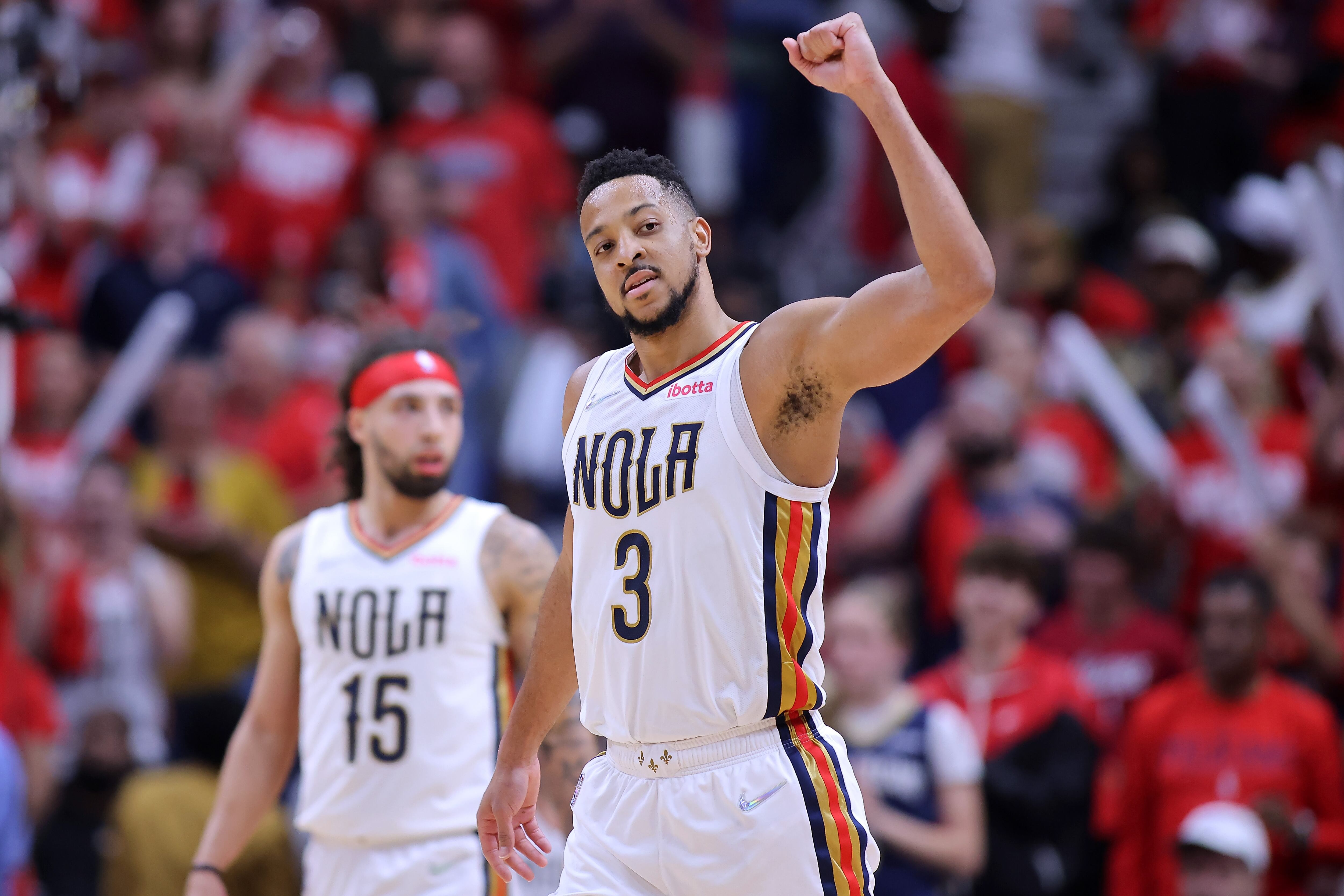 McCollum, jugador de Nueva Orleans, levanta el puño celebrando con la grada un punto.