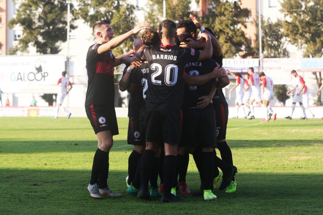 El equipo festeja el gol en Chiclana.