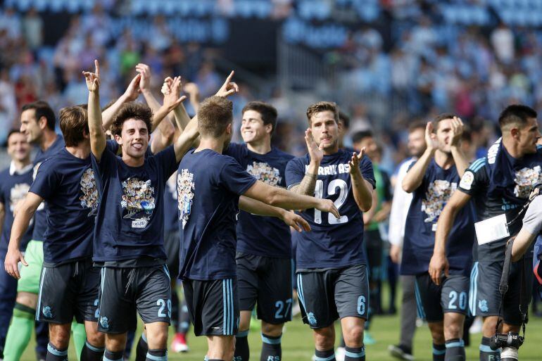 Los jugadores de la Real celebran su sexta plaza