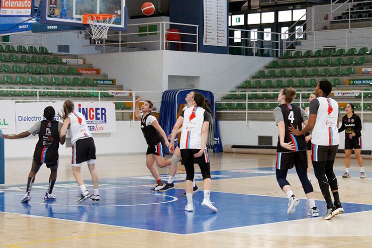 Las bercianas prepararon el partido ante Araski en el Lydia Valentín