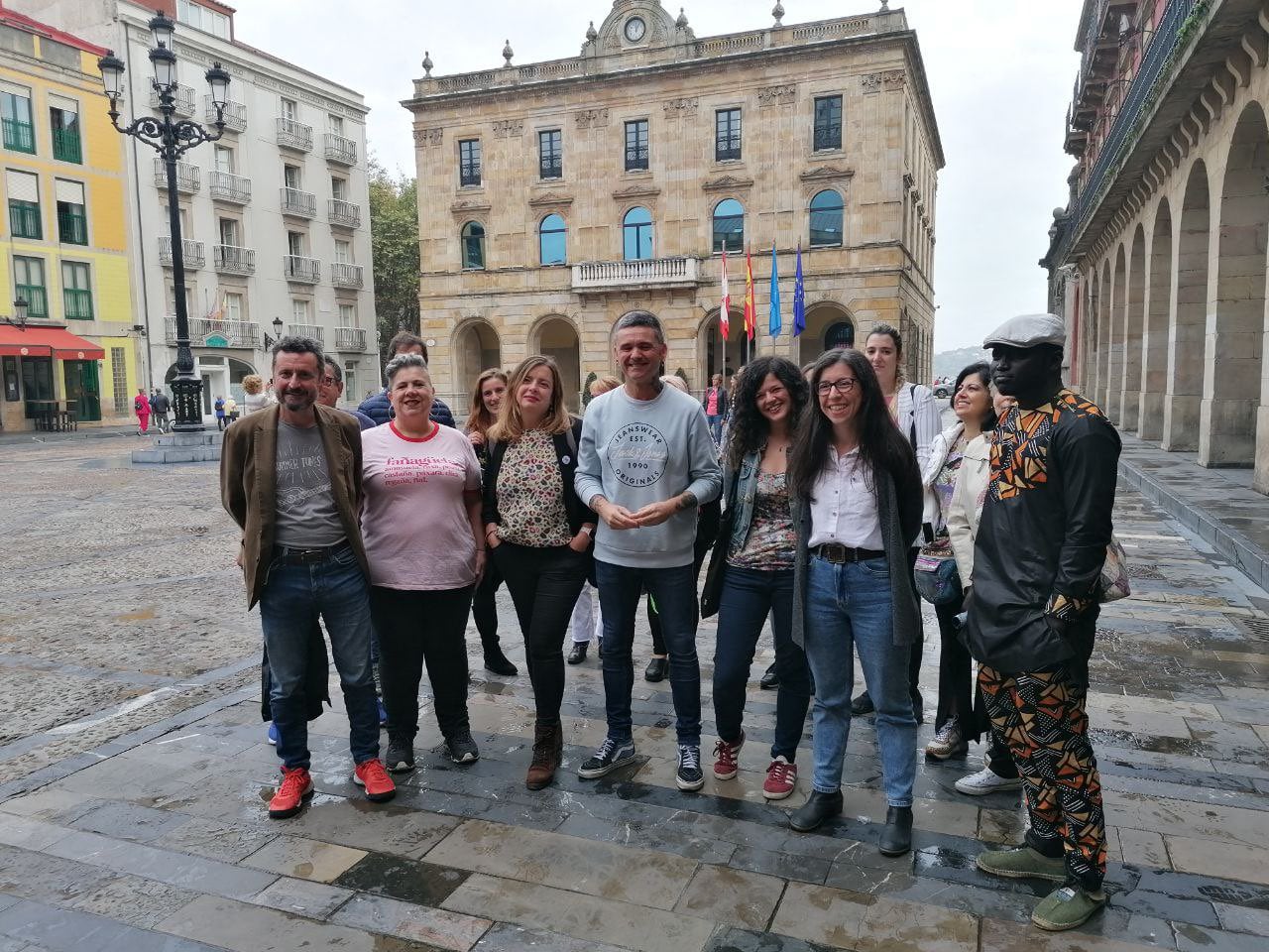 Alba González con parte de su equipo en la Plaza Mayor de Gijón.