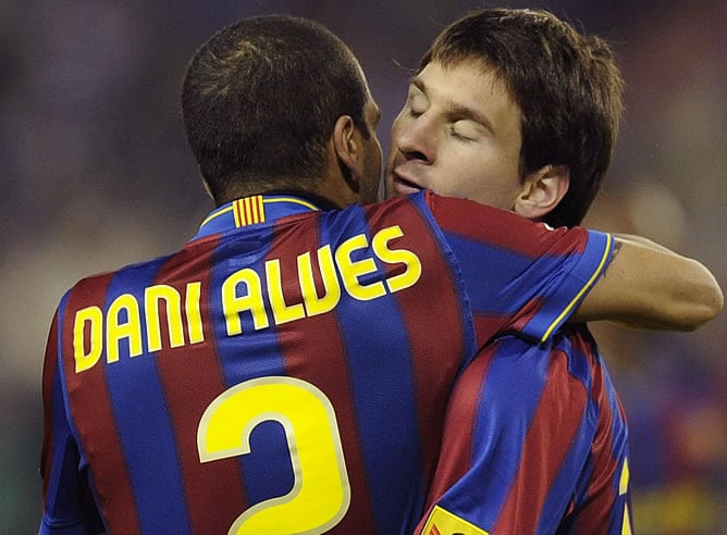 Messi y Alves celebran un gol azulgrana