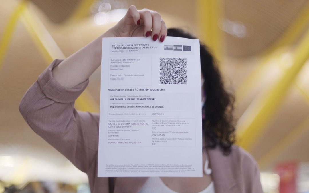 Una mujer muestra el certificado COVID Digital de la Unión Europea.