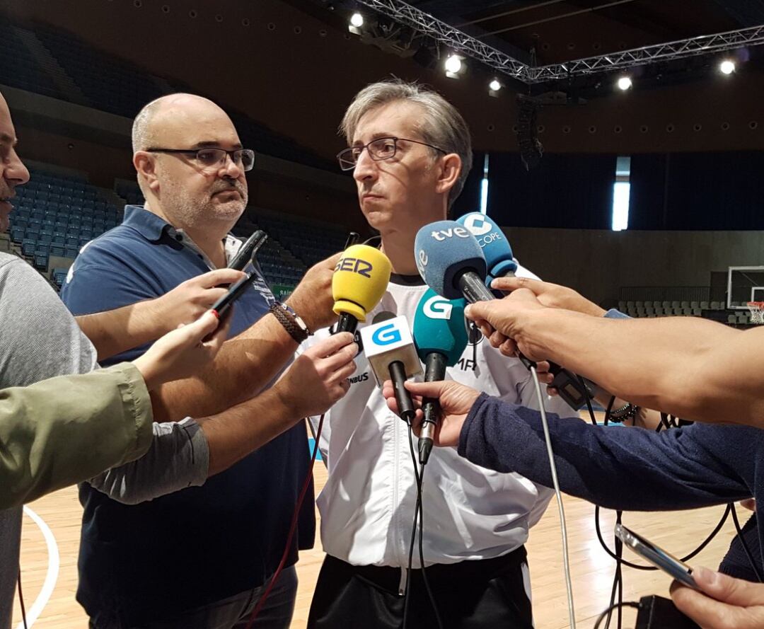 Moncho Fernández, atendiendo a los medios en Fontes do Sar