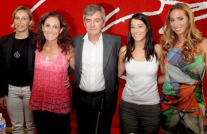 El presidente de la Federación Española de Natación, Fernando Carpena, posa con Ana Montero, Esther Jauma, Anna Vives y Gemma Mengual, quienes junto a la japonesa Mayuko Fujiki, llevarán las riendas del equipo nacional de natación sincronizada, tras la ru