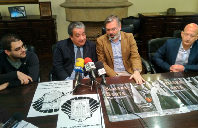 Los representantes de las cofradías junto al alcalde y el concejal de turismo