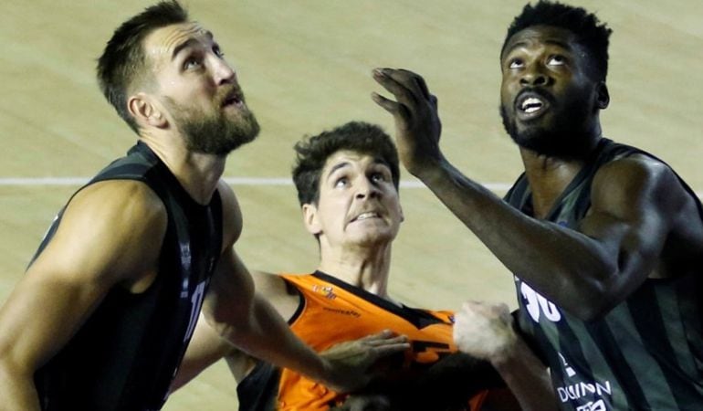 Chema González (c) disputa un balón durante el encuentro de la primera vuelta de la EuroCUP ante los bilbaínos