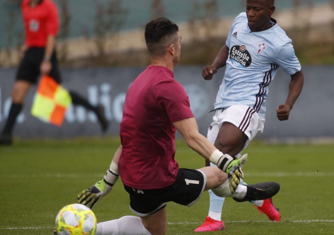 Yeboah en la acción del único gol del partido