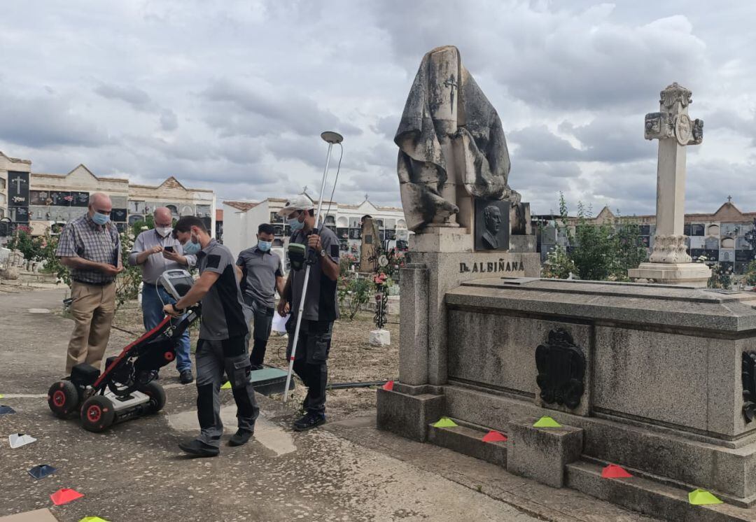 Trabajos del georradar en el cementerio de Enguera para detectar la presencia de una fosa común. 