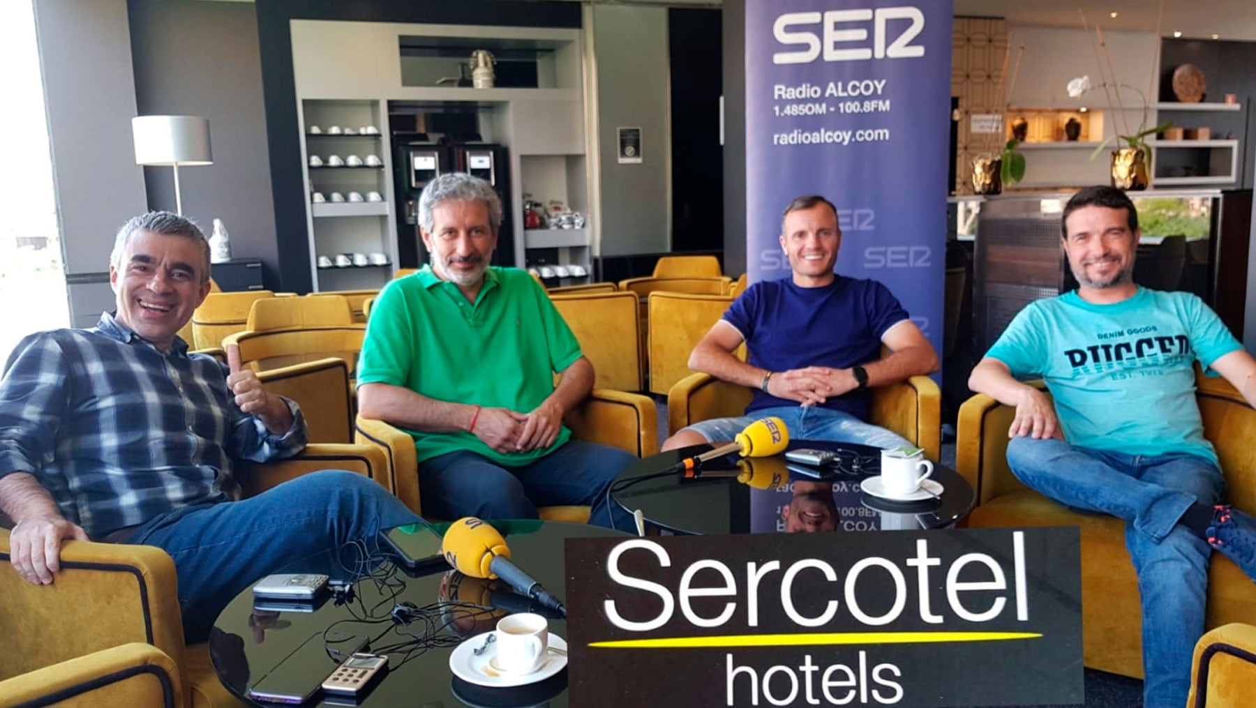 Paco Agulló, Rafa Carbonell, Juli e Isma Mayor, en la cafetería del hotel Sercotel