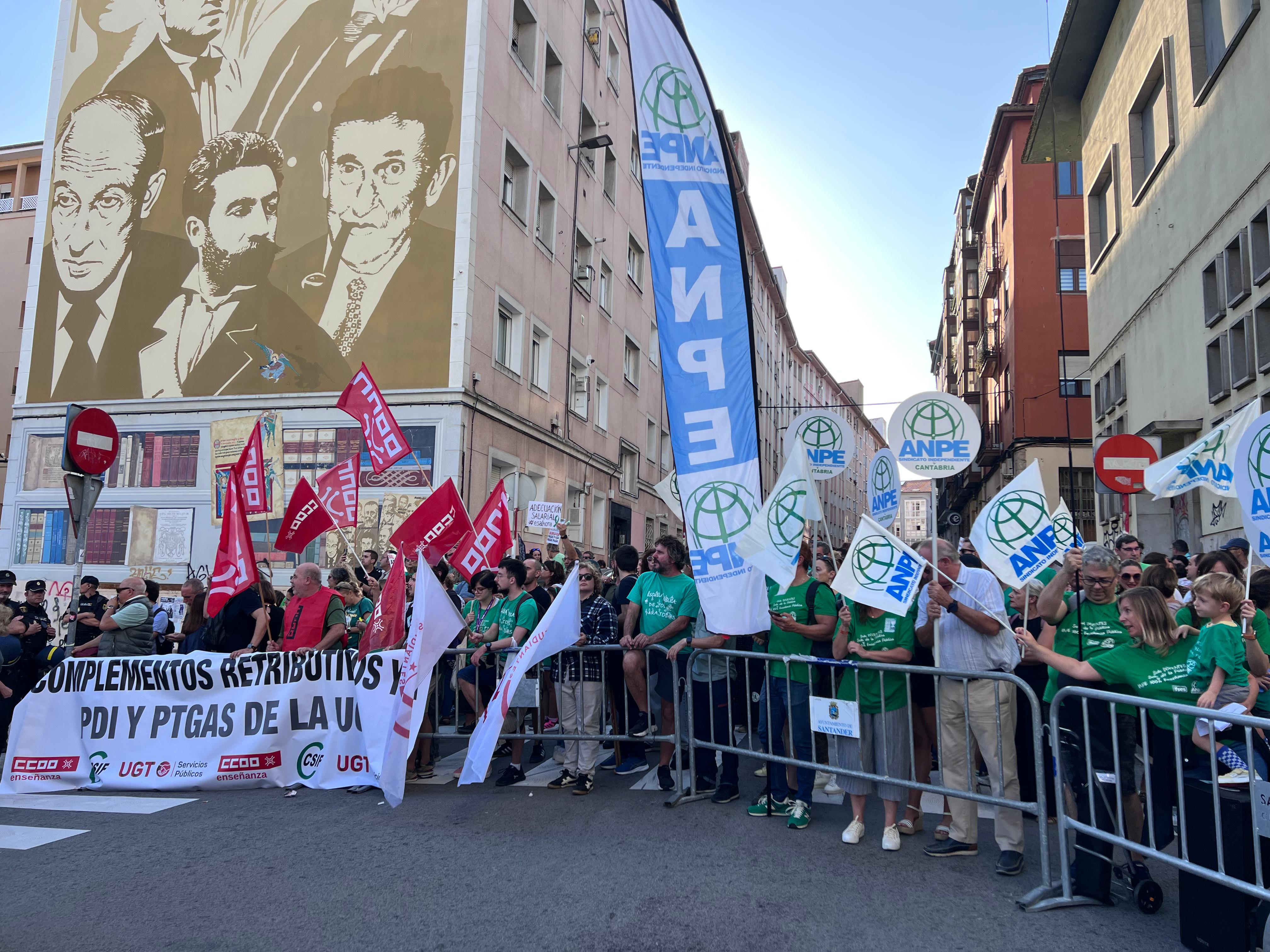 Concentración de los docentes en las puertas del Paraninfo de la Universidad de Cantabria.