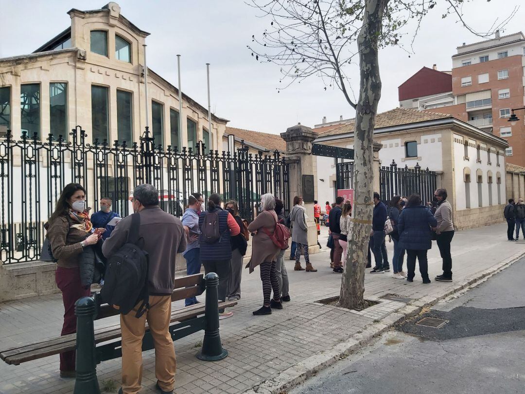 Profesores y personal vinculado a los colegios a las puertas del Complejo Eduardo Latorre durante el proceso de vacunación