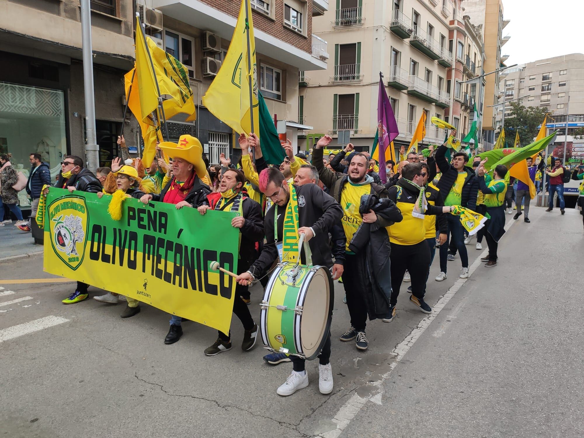 Cientos de aficionados durante una marcha de apoyo al Jaén Paraíso Interior de Futbol Sala