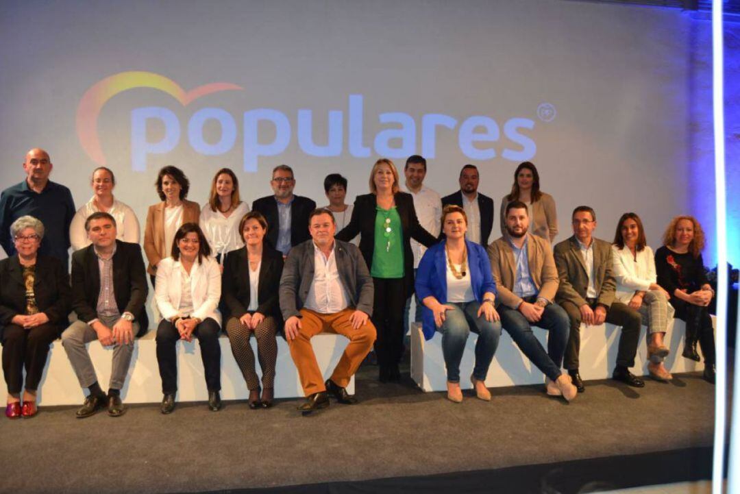 Llorenç Coll, quart per la dreta asegut, deixarà el seu càrrec a l'Ajuntament de Maó.