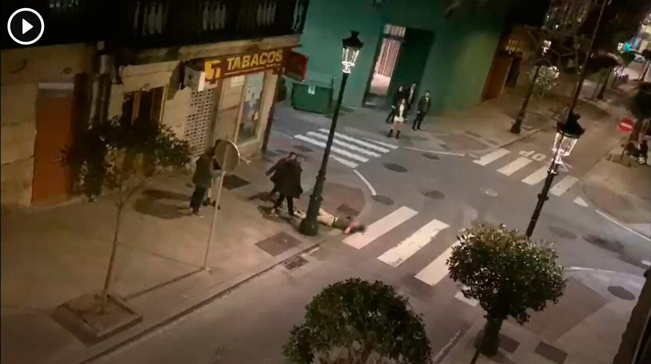 Uno de los agredidos, en el suelo