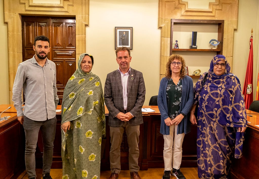 Tras la firma del convenio, posan para la foto el alcalde Juan Carlos Abascal, la concejala de Cooperación-Inmigración Arritokieta Araiztegi, el representante de Río de Oro Mikel del Arco, y la representante del Frente Polisario Jadiyetu El Mohtar