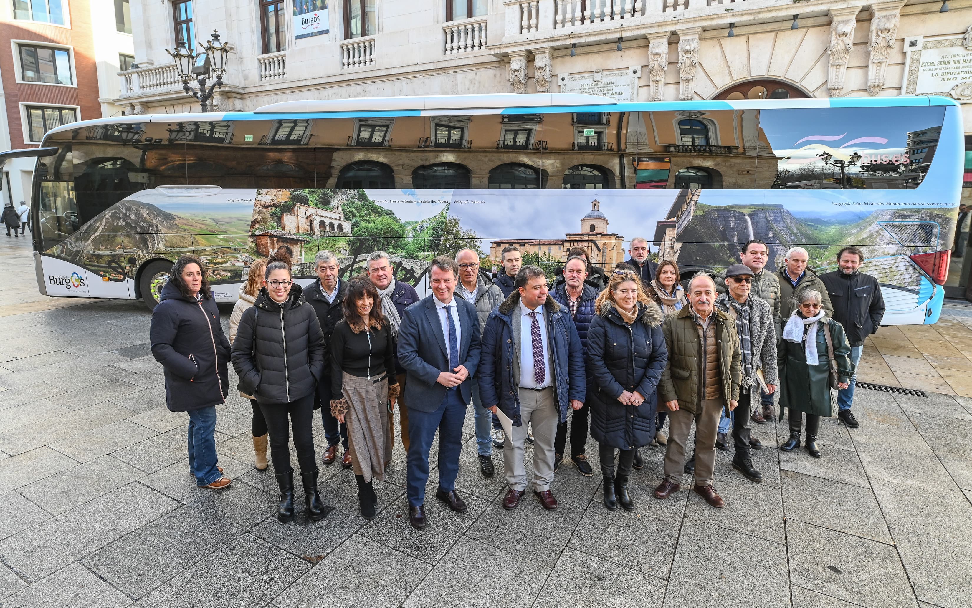 Alcaldes del entorno de Garoña junto al autobús rotulado con lugares emblemáticos de la comarca