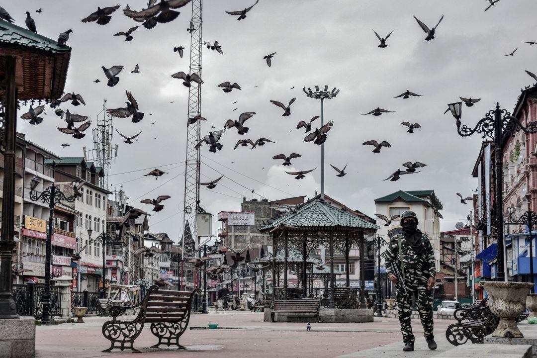 Un militar controla las calles de Srinagar, en la India