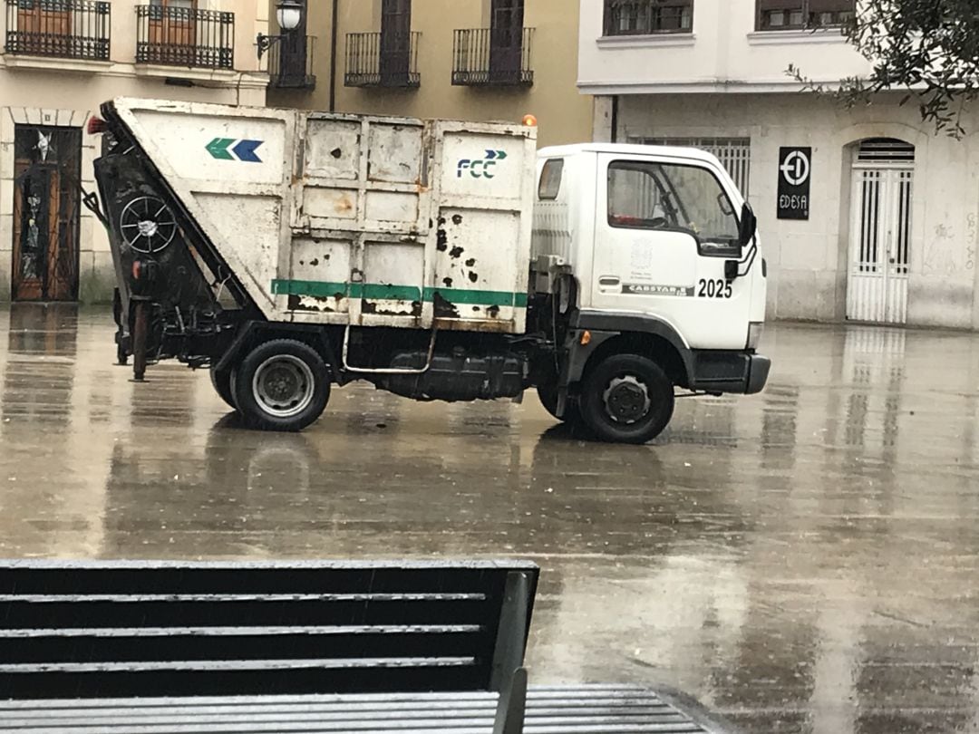 Uno de los camiones del servicio de recogida de basuras