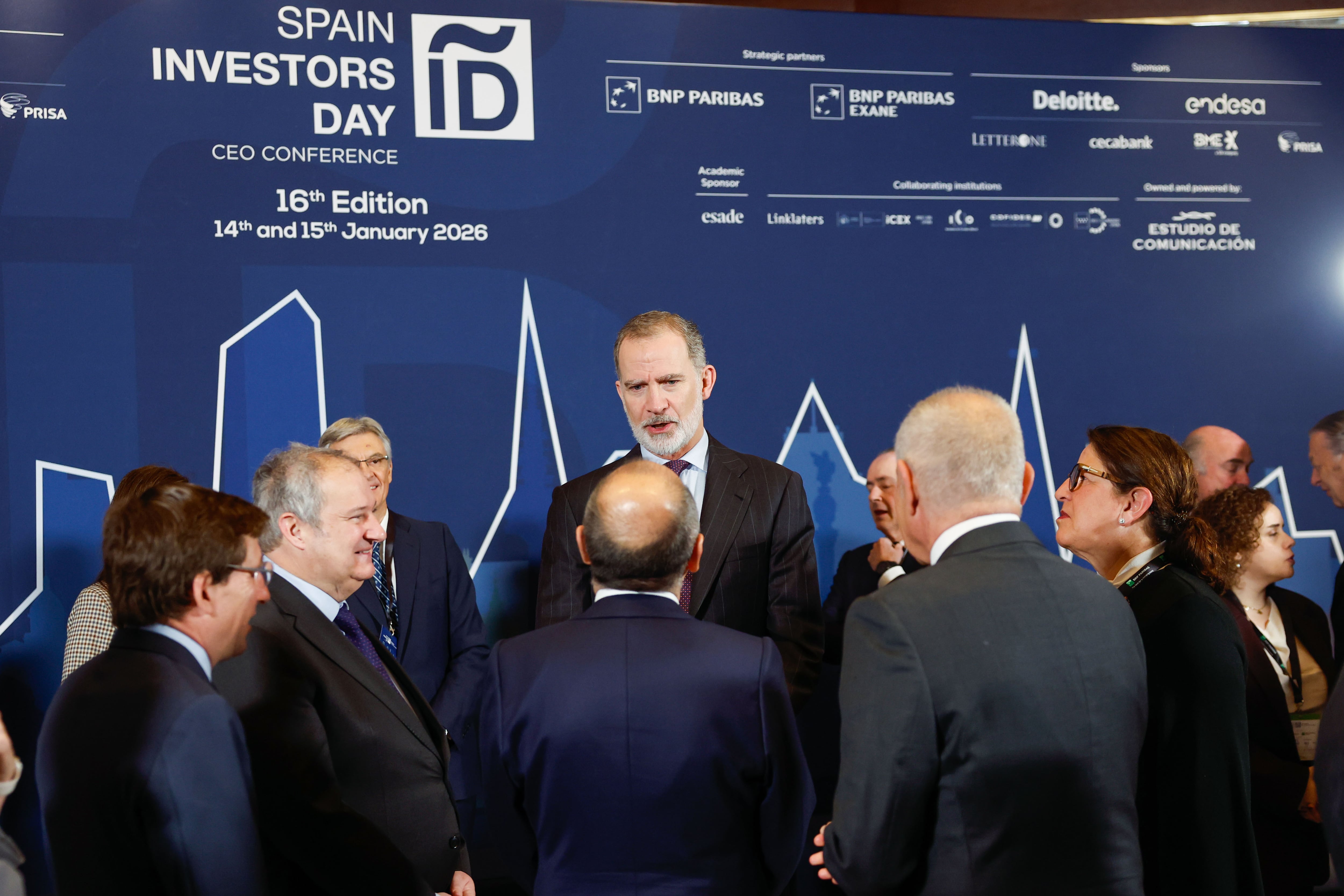 El rey Felipe VI (C) junto con el ministro de Industria, Turismo y Comercio, Jori Hereu (2i), el alcalde de Madrid, José Luis Martínez-Almeida (i) y el presidente del Spain Investors Day, Benito Berceruelo (c-de espaldas) tras la foto de familia tras la inauguración.