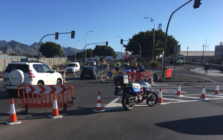 La policía local de Santa Cruz de Tenerife ha desviado este lunes el tráfico de la Avenida de la Constitución, dejando un carril por sentido.