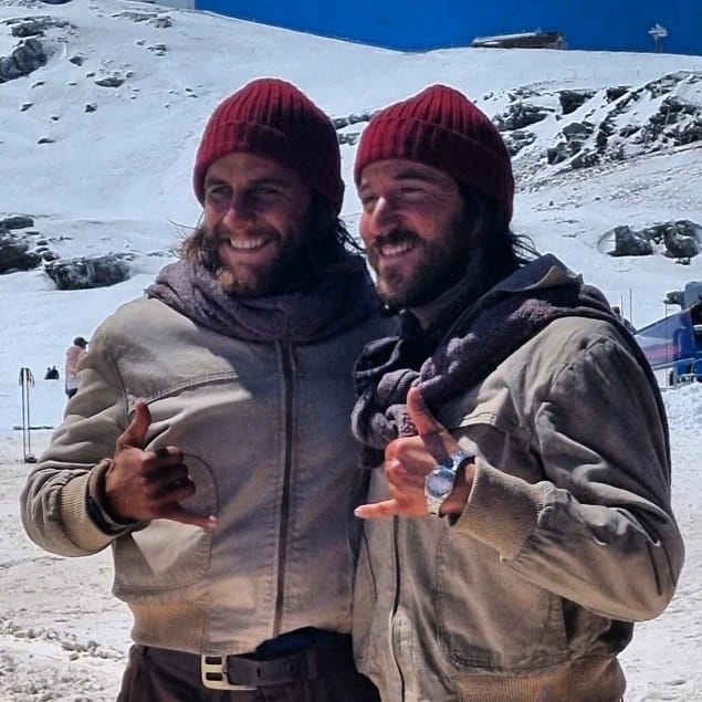 José María Alvarado, a la derecha de la imagen, junto al actor Agustín Pardella; Nando en la película, en uno de los descansos del rodaje de &#039;La sociedad de la nieve&#039;.