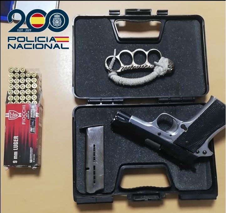 Pistola interceptada por la Policía Nacional en Motril (Granada)