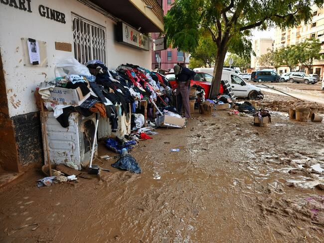La solidaridad es enorme, pero el caos también lo es. He visto furgonetas con ayuda detenerse a la entrada del municipio sin que haya un sistema claro de distribución”.