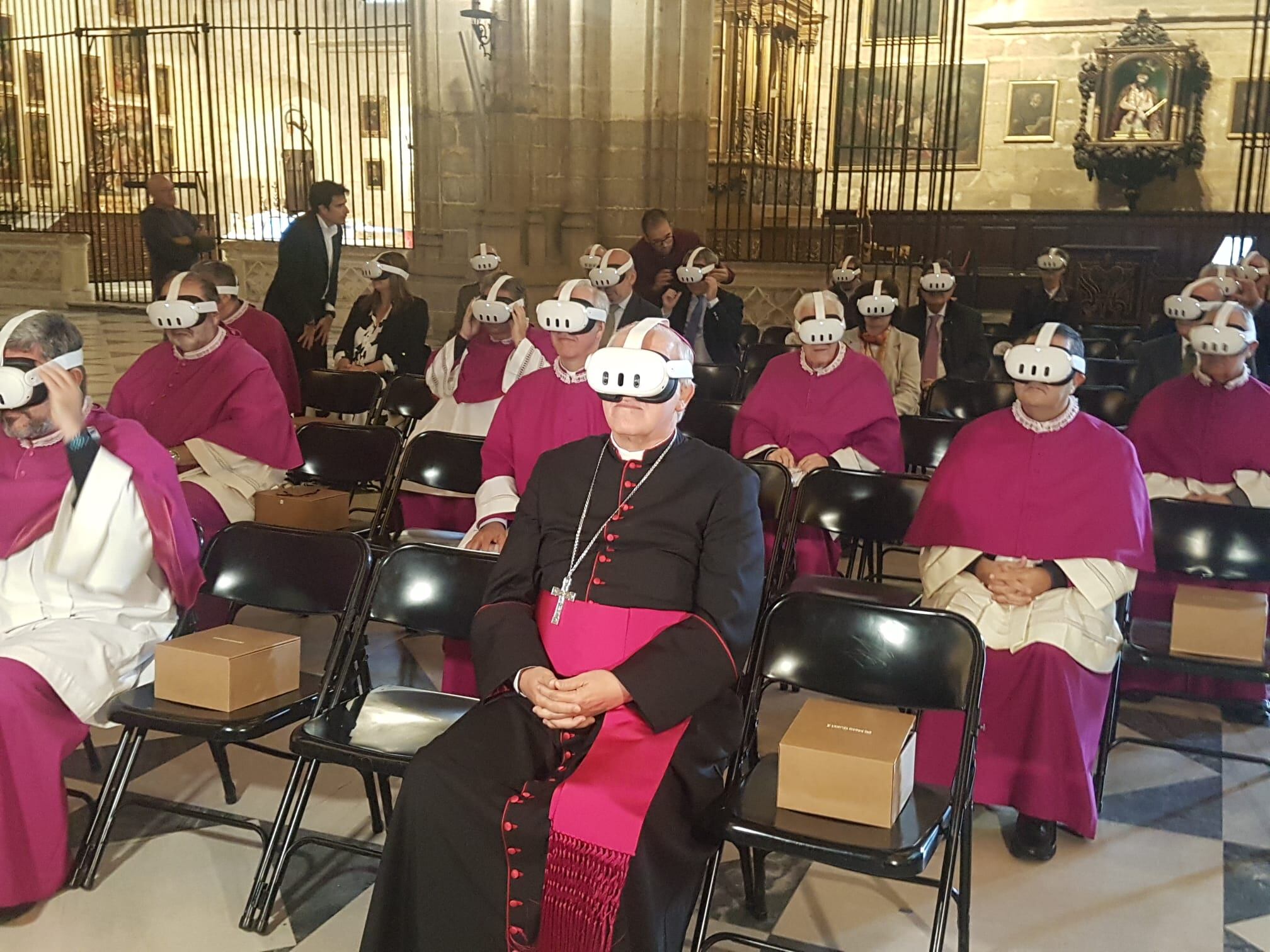 Los miembros del Cabildo Catedral, con el arzobispo Saiz Meneses al frente, contemplan mediante realidad virtual el cuadro &#039;Las postrimerías de San Fernando&#039;