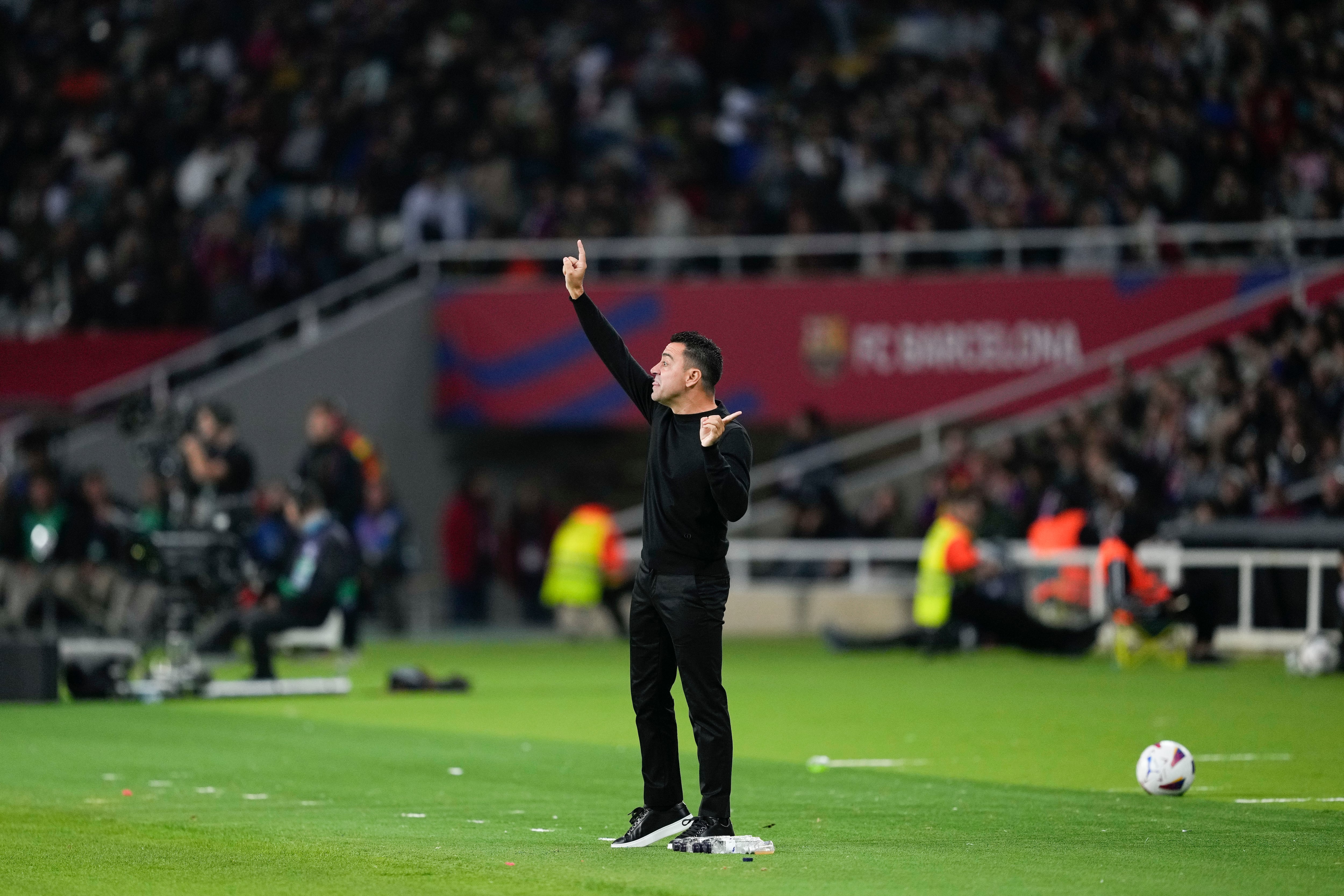 BARCELONA 12/11/2023.- El entrenador del Barcelona, Xavi Hernández, durante el partido correspondiente a la jornada 13 de LaLiga que disputan FC Barcelona y Deportivo Alavés este domingo. EFE/ Alejandro García
