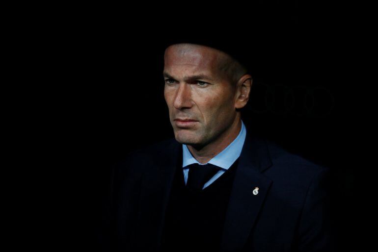 Zidane, serio en el banquillo del Bernabéu