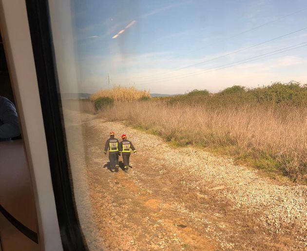 Bomberos del Consorcio atendiendo en el lugar del accidente