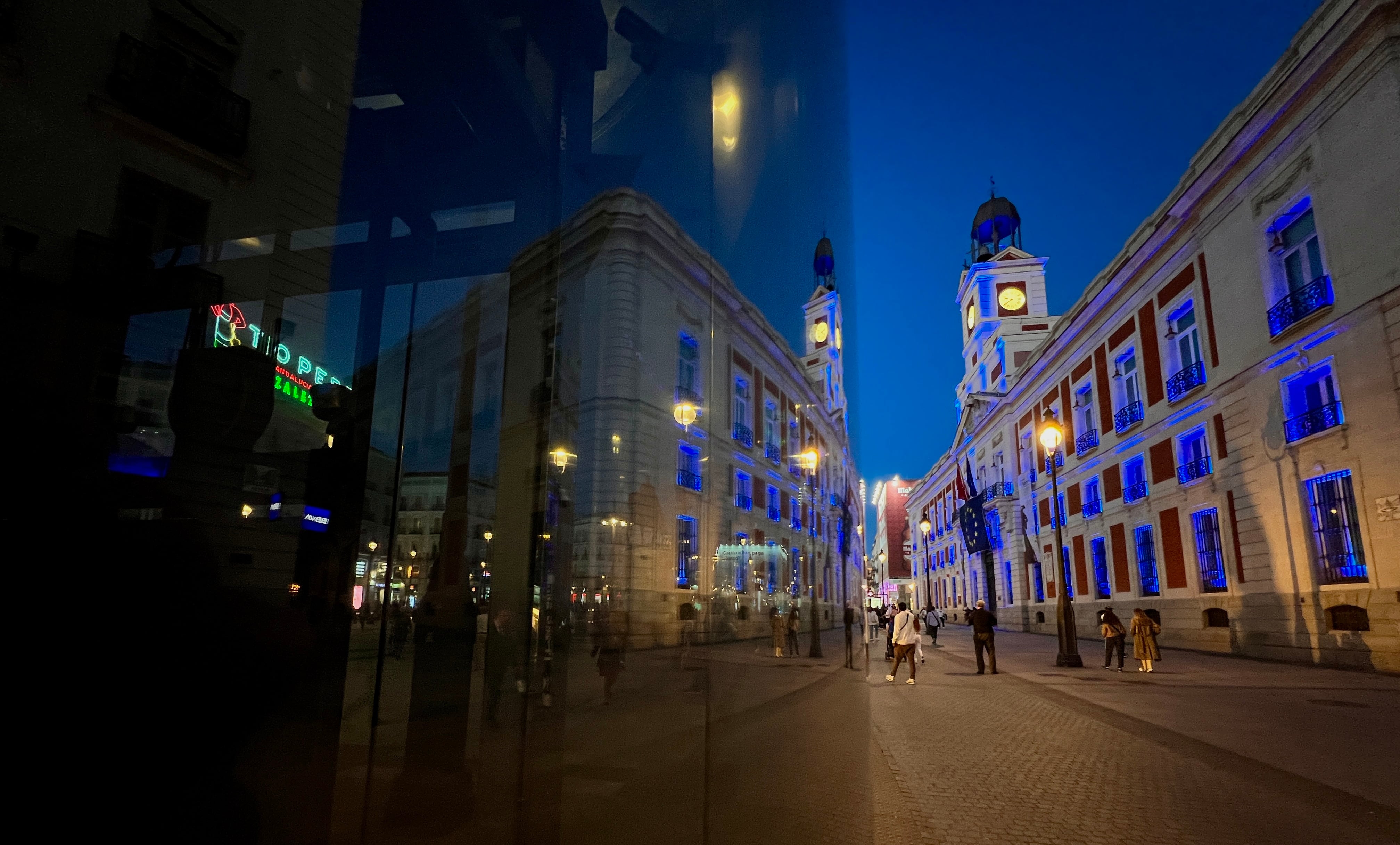 La fachada de la Real Casa de Correos, sede del Gobierno de la Comunidad de Madrid, iluminada con los colores de la bandera de la Unión Europea, en una imagen de archivo