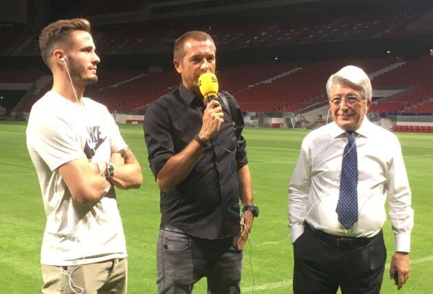 Saúl Ñíguez y Enrique Cerezo, junto a Manu Carreño sobre el césped del Wanda Metropolitano