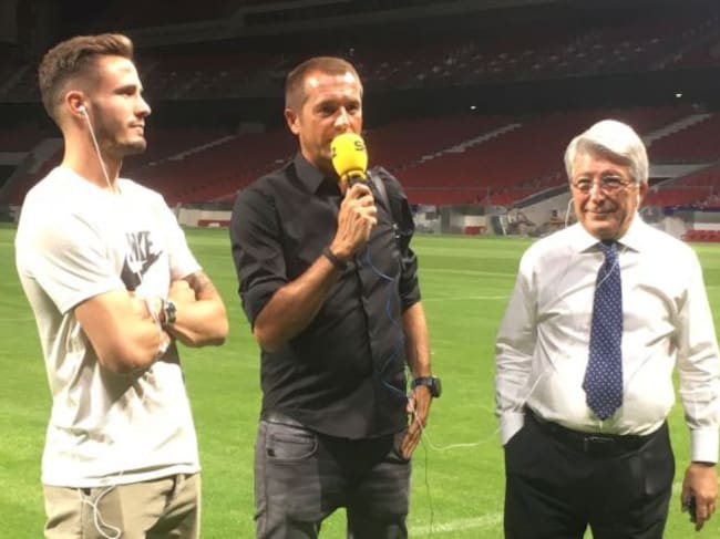 Saúl Ñíguez y Enrique Cerezo, junto a Manu Carreño sobre el césped del Wanda Metropolitano