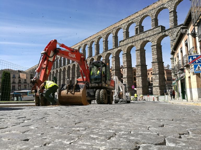 Lass excavadoras comenzaban los trabajos en la calle San Juan
