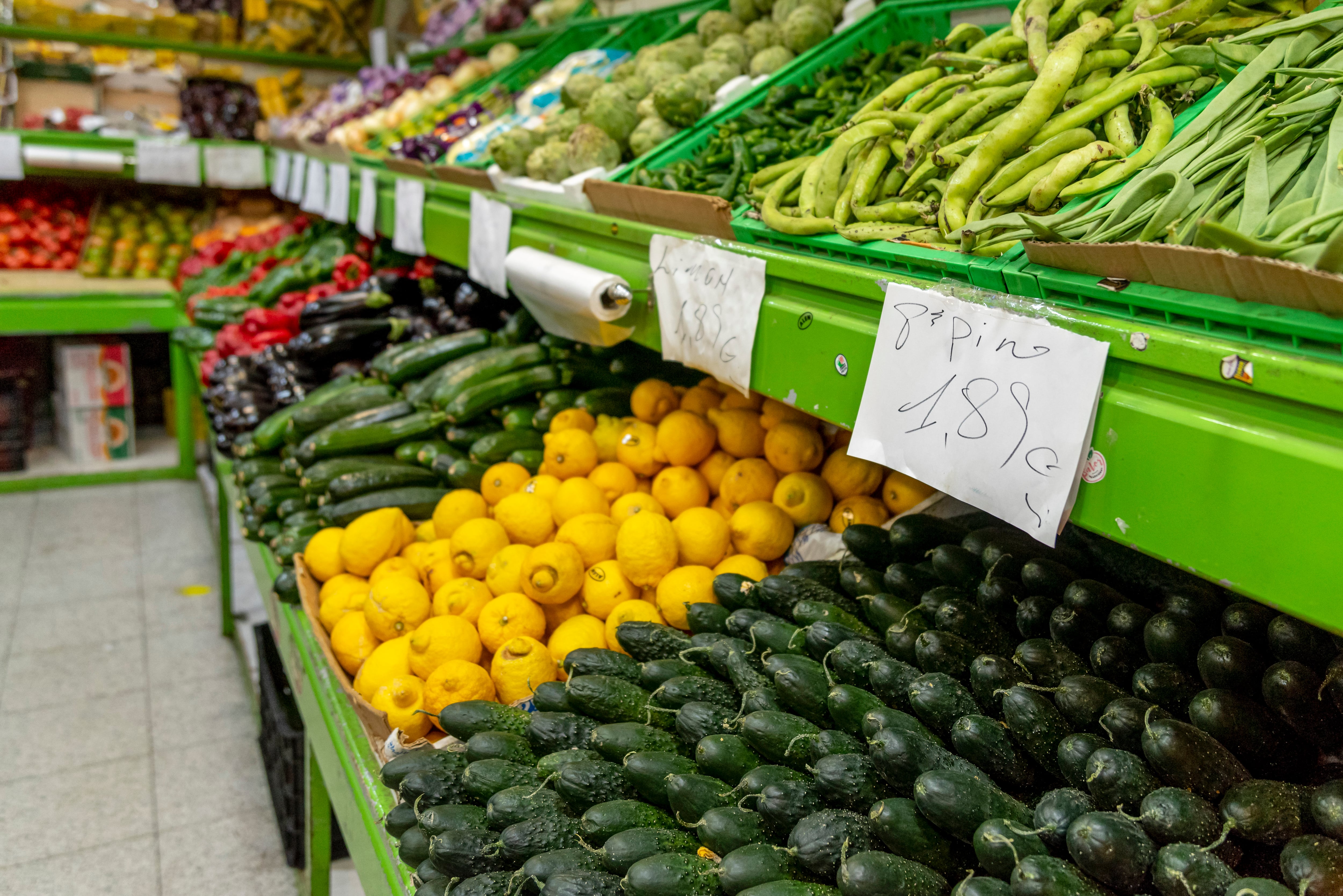 Vista de los precios de la fruta en una tienda de Toledo. EFE/Ismael Herrero