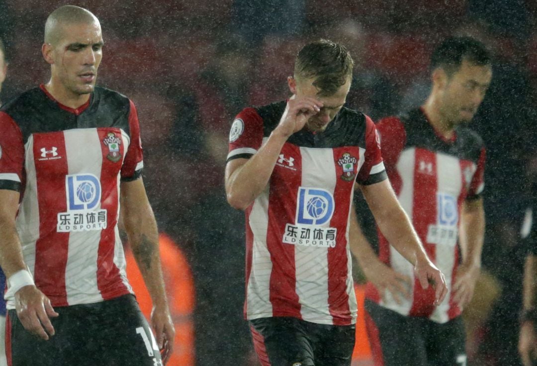 Jugadores del Southampton lamentan la derrota ante el Leicester City