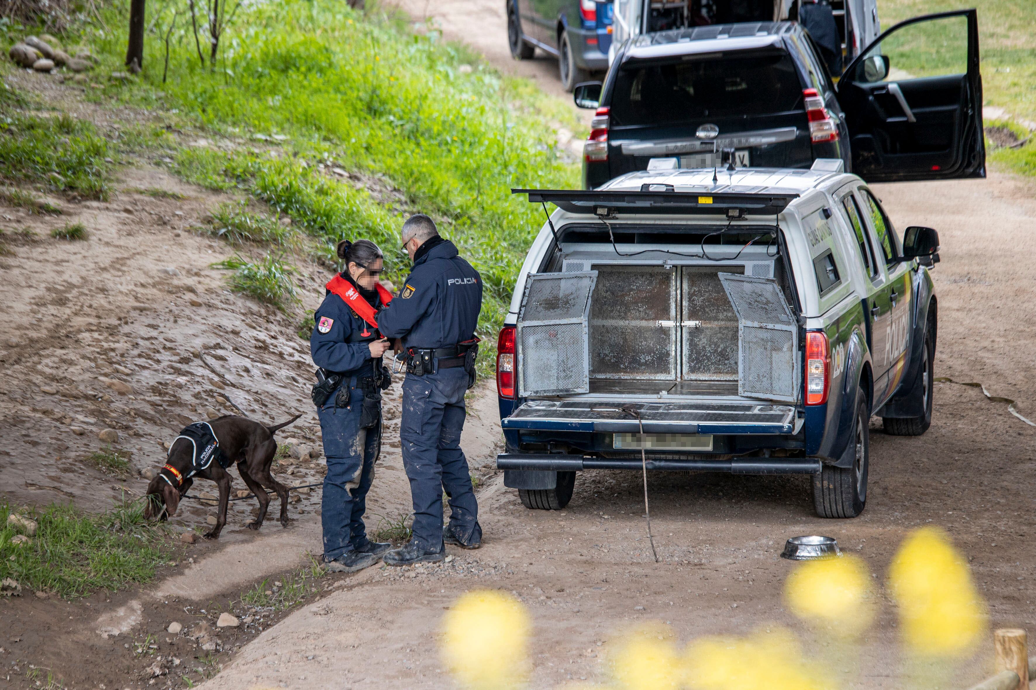 LOGROÑO 12/03/2024.- Efectivos de los Grupos Especiales de Operaciones (GEO) y perros especializados en la búsqueda de personas centran sus trabajos este martes en el cauce del río Iregua, mientras continúa la búsqueda del joven Javier Márquez, quien permanece desaparecido desde la madrugada del 2 al 3 de marzo. EFE/ Raquel Manzanares