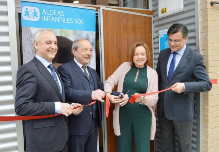 El alcalde de Oviedo, Wenceslao López, y el presidente de la Junta General, Pedro Sanjurjo, (segundo y cuatro por la izquierda) se sumaron al corte de la cinta inaugural en la nueva sede de la calle Manuel del Fresno.