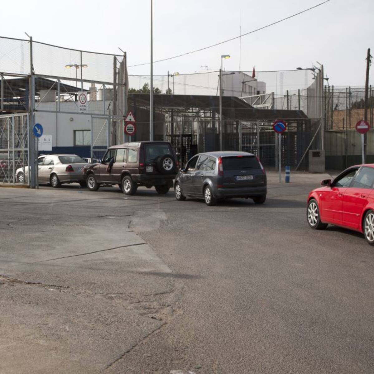 Cuatro años de cárcel por cruzar la frontera con un joven empotrado en el salpicadero