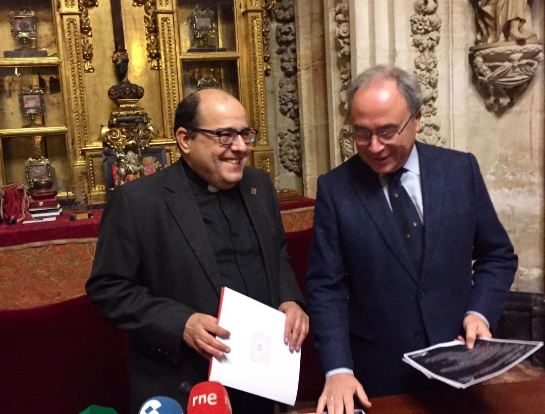 El portavoz del Cabildo Catedral, José Juan Jiménez Güeto; y el presidente de CECO, Antonio Díaz, durante la presentación del foro