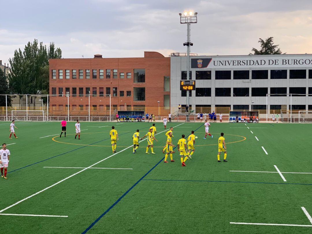 Los ribereños, de amarillo, se sitúan en su campo tras celebrar el gol de Joaqui.