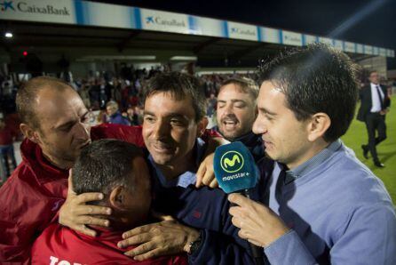 El &#039;Lega&#039; ascendió a Primera en Anduva y Garitano lo celebró con sus ayudantes.